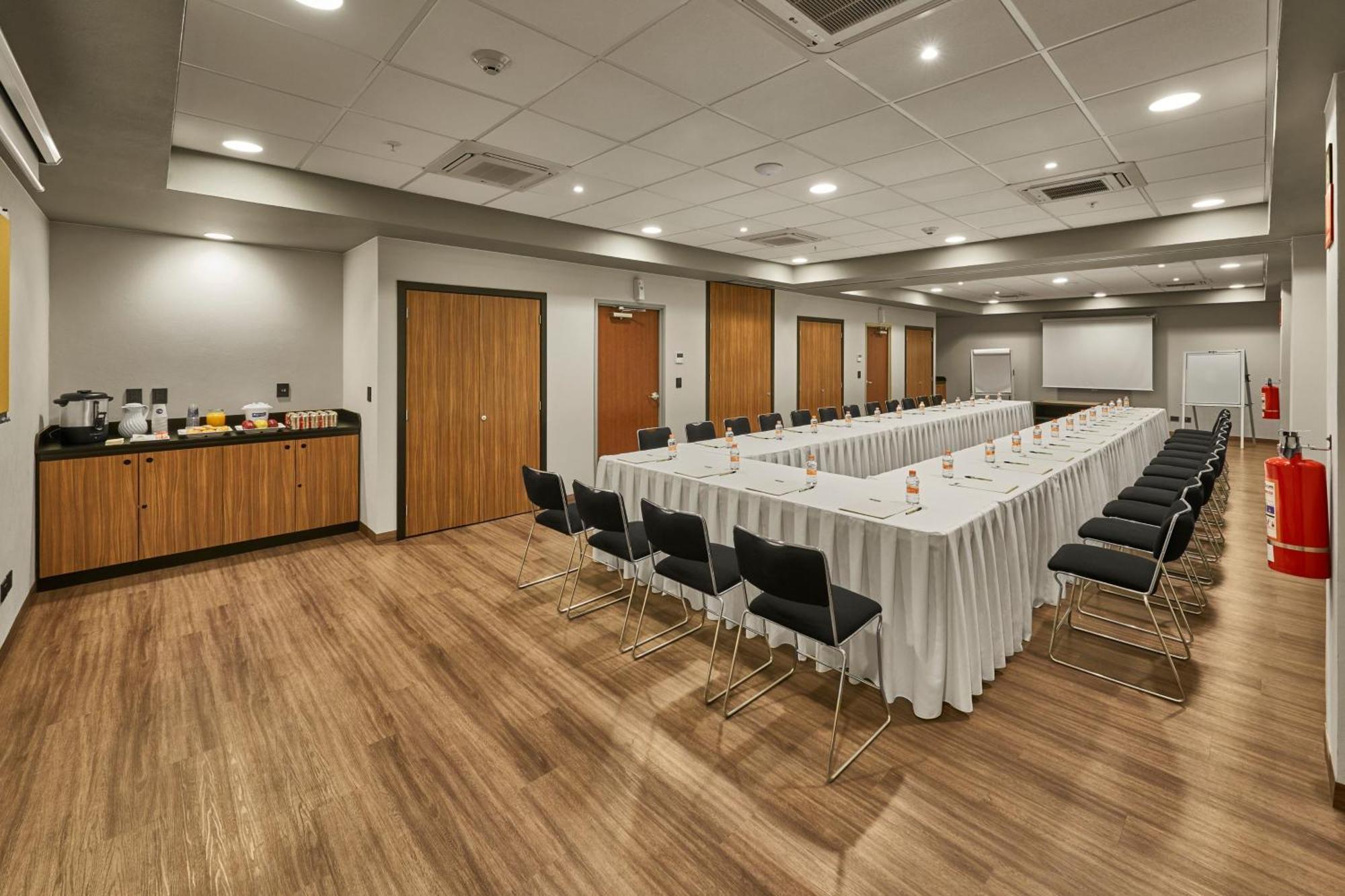 City Express By Marriott Celaya Galerias Exterior photo