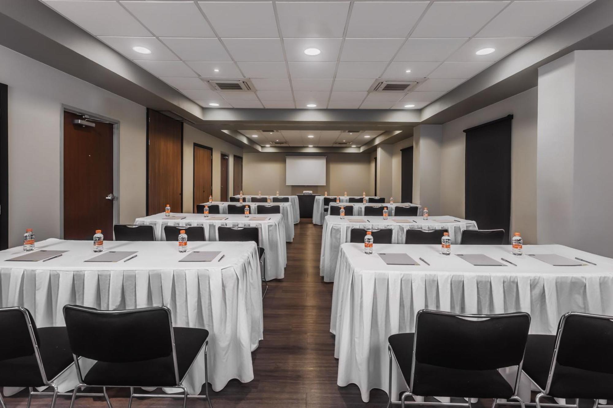 City Express By Marriott Celaya Galerias Exterior photo