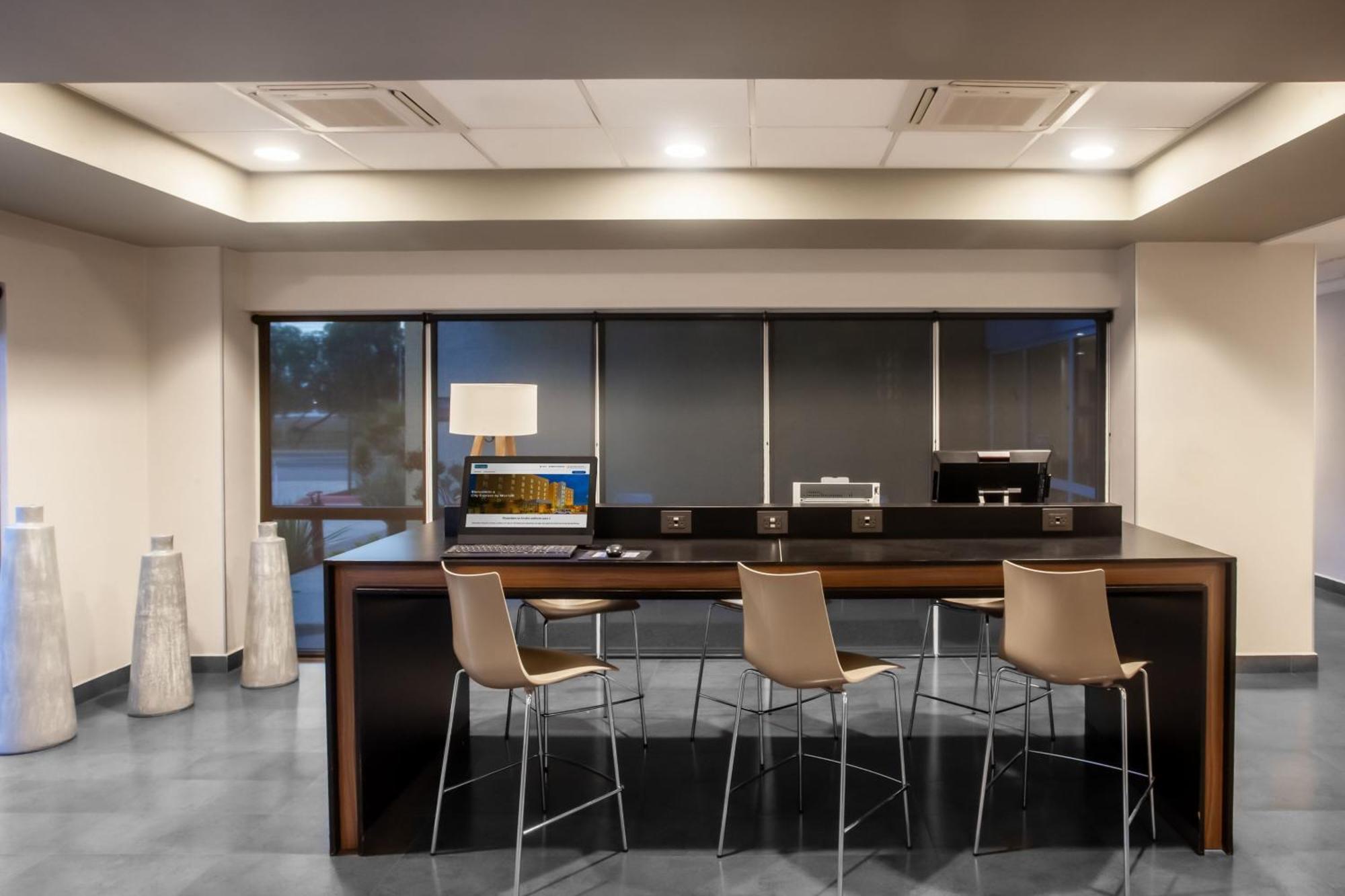 City Express By Marriott Celaya Galerias Exterior photo