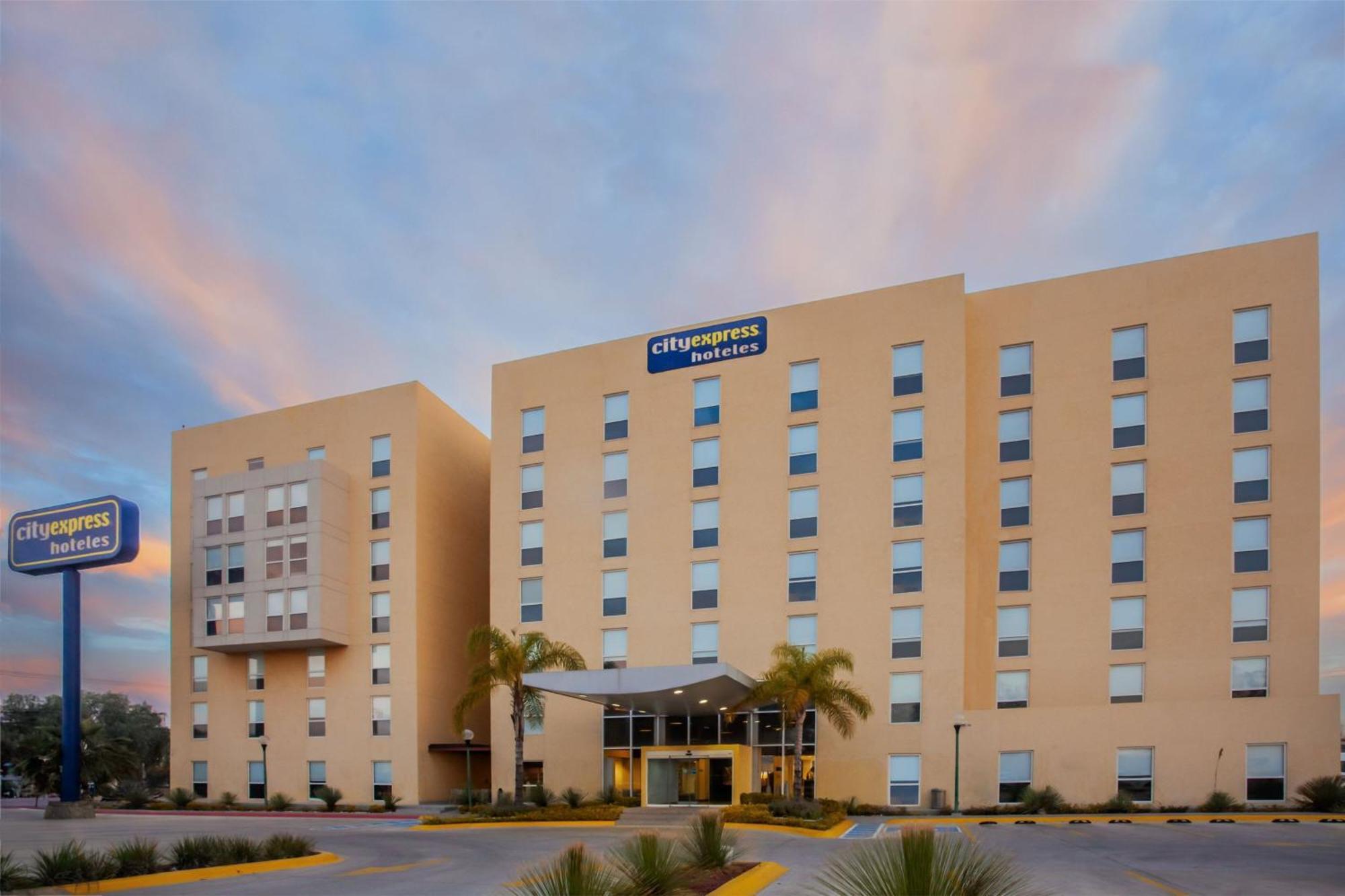 City Express By Marriott Celaya Galerias Exterior photo